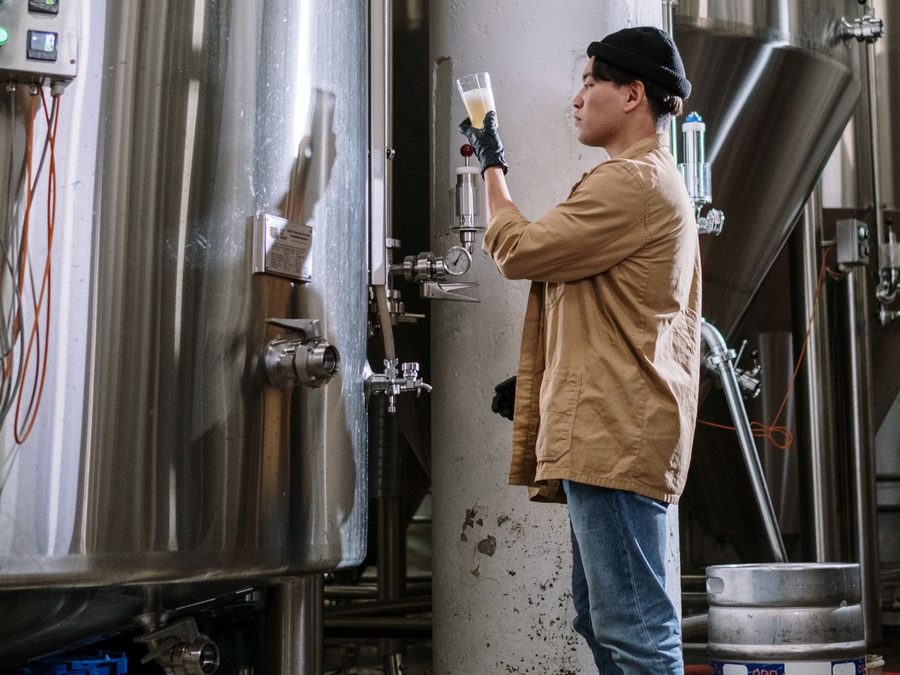 Tanques e barril de cerveja em cervejaria