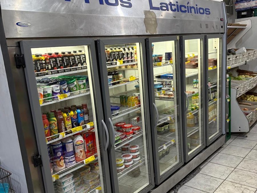 Expositor refrigerado de portas de vidro com laticínios