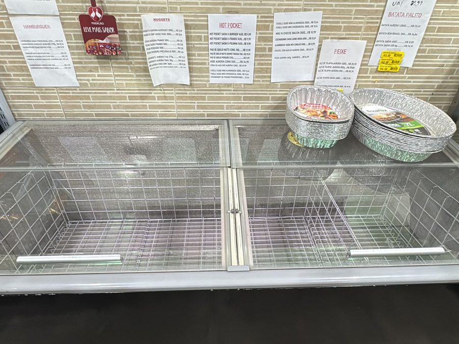 Freezer horizontal com tampa de vidro em comércio
