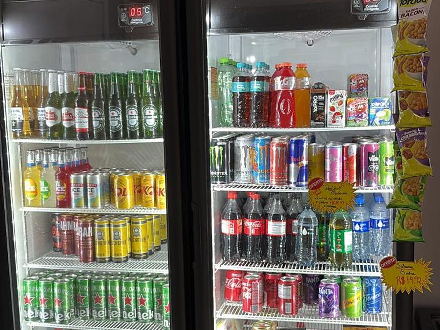 Refrigerador expositor de bebidas abastecido